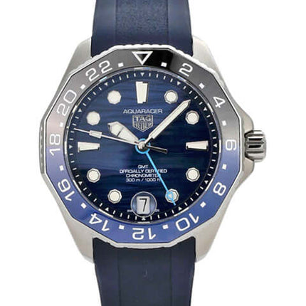 TAG Heuer Aquaracer Professional 300 GMT WBP5114.FT6259 mit blauem Zifferblatt und Kautschukband, 42 mm Edelstahlgehäuse.