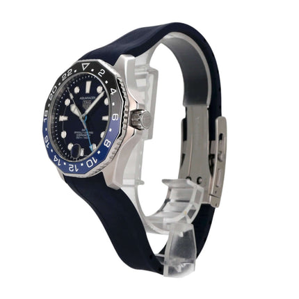 TAG Heuer Aquaracer Professional 300 GMT WBP5114.FT6259 mit blauem Kautschukband und schwarzer Keramiklünette.
