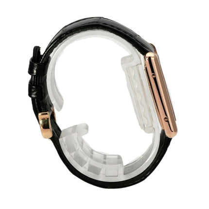 Seitenansicht der Cartier Tank Louis Cartier Large WGTA0092 mit schwarzem Lederarmband und Roségold-Gehäuse.