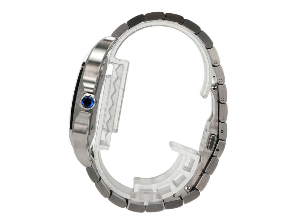 Seitenansicht der Cartier Santos de Cartier WSSA0018 Uhr mit Edelstahlband und blauer Detail-Element.