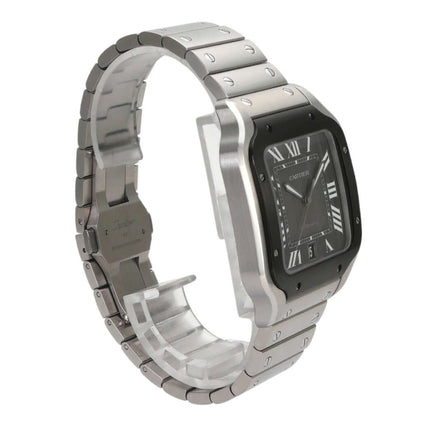 Cartier Santos de Cartier WSSA0037 Herrenuhr mit Edelstahlgehäuse, schwarzem Zifferblatt und Edelstahlband, seitliche Ansicht.