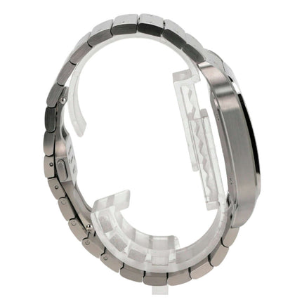 Seitenansicht des Cartier Santos de Cartier großes Modell WSSA0062 mit Edelstahlarmband und satiniertem Gehäuse.