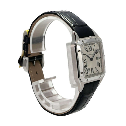 Detailansicht der Cartier Santos-Dumont kleines Modell WSSA0086 mit blauem Alligatorleder und silberfarbenem Zifferblatt.
