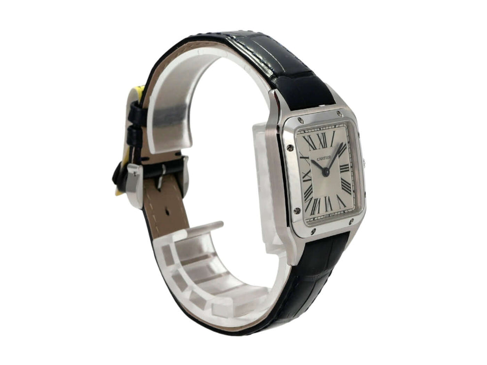 Detailansicht der Cartier Santos-Dumont kleines Modell WSSA0086 mit blauem Alligatorleder und silberfarbenem Zifferblatt.