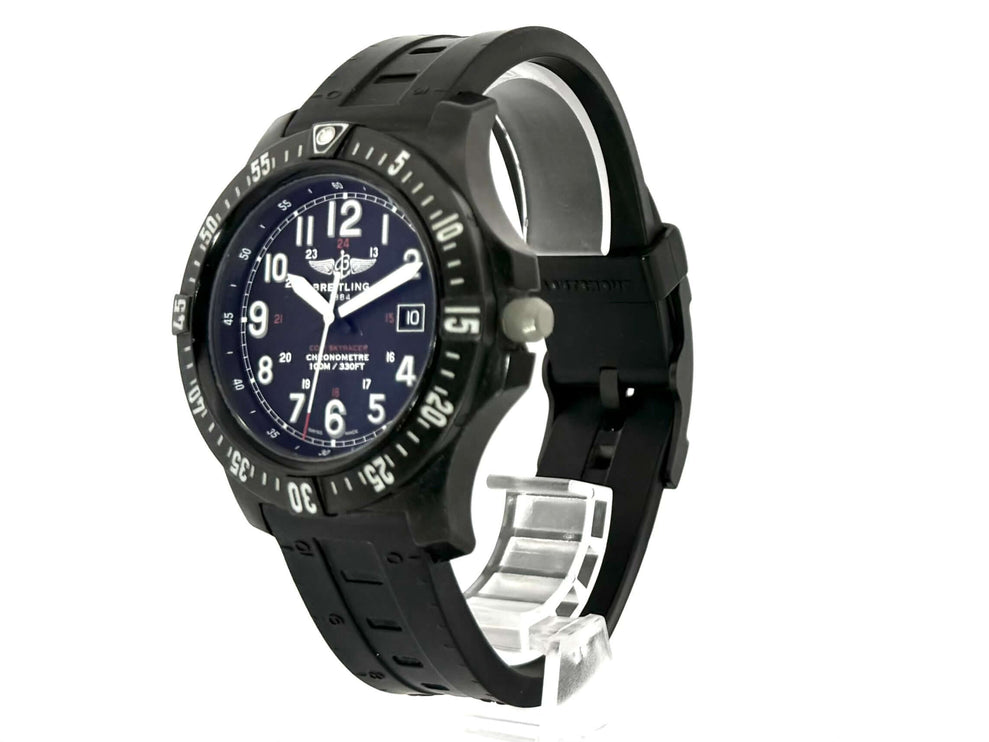 Schwarze Breitling Colt Skyracer X74320E4.BF87.293S.X20S.1 Armbanduhr mit satiniertem Breitlight-Gehäuse und schwarzem Kautschukband, seitliches Profil.