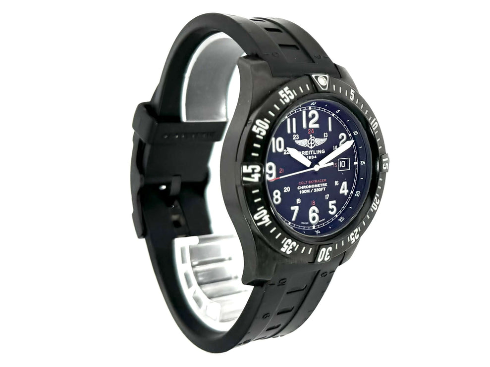 Breitling Colt Skyracer Ref. X74320E4.BF87.293S.X20S.1 mit schwarzem Kautschukband, satiniertem Breitlight-Gehäuse und schwarzem Zifferblatt.
