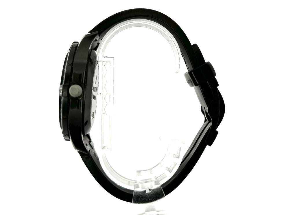 Seitliche Ansicht der Breitling Colt Skyracer X74320E4.BF87.293S.X20S.1 mit schwarzem Kautschukband und Gehäusedurchmesser von 45 mm.