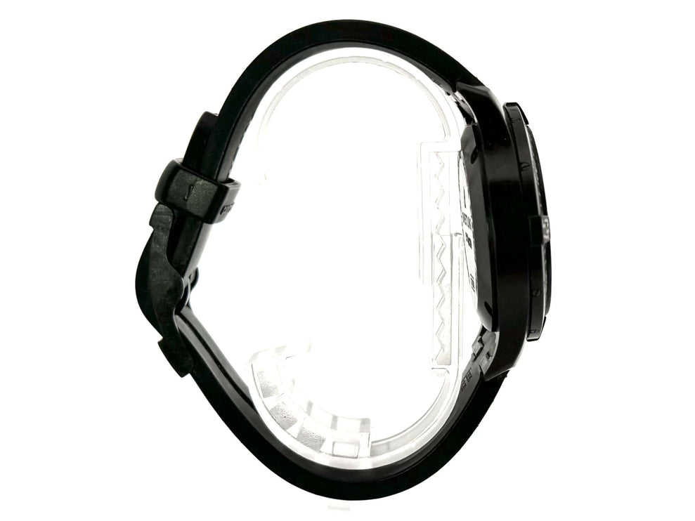 Seitenansicht der Breitling Colt Skyracer X74320E4.BF87.293S.X20S.1 mit schwarzem Kautschukband und satiniertem Breitlight-Gehäuse.