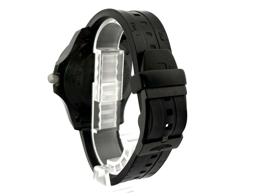 Rückansicht des Breitling Colt Skyracer X74320E4.BF87.293S.X20S.1 mit schwarzem Kautschukarmband und Dornschließe