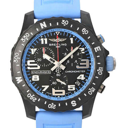 Breitling Endurance Pro X82310281B1S1 Herrenuhr mit blauem Kautschukband und schwarzem Zifferblatt.