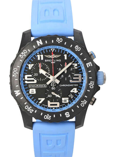 Breitling Endurance Pro X82310281B1S1 Herrenuhr mit blauem Kautschukband und schwarzem Zifferblatt.