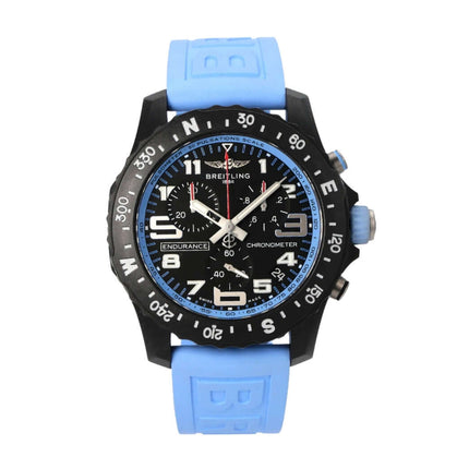 Breitling Endurance Pro X82310281B1S1 schwarze Uhr mit blauem Kautschukband und Chronographen-Funktion.
