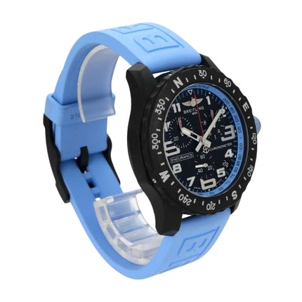 Breitling Endurance Pro X82310281B1S1 mit blauem Kautschukband und schwarzem Zifferblatt, 44 mm Gehäuse.