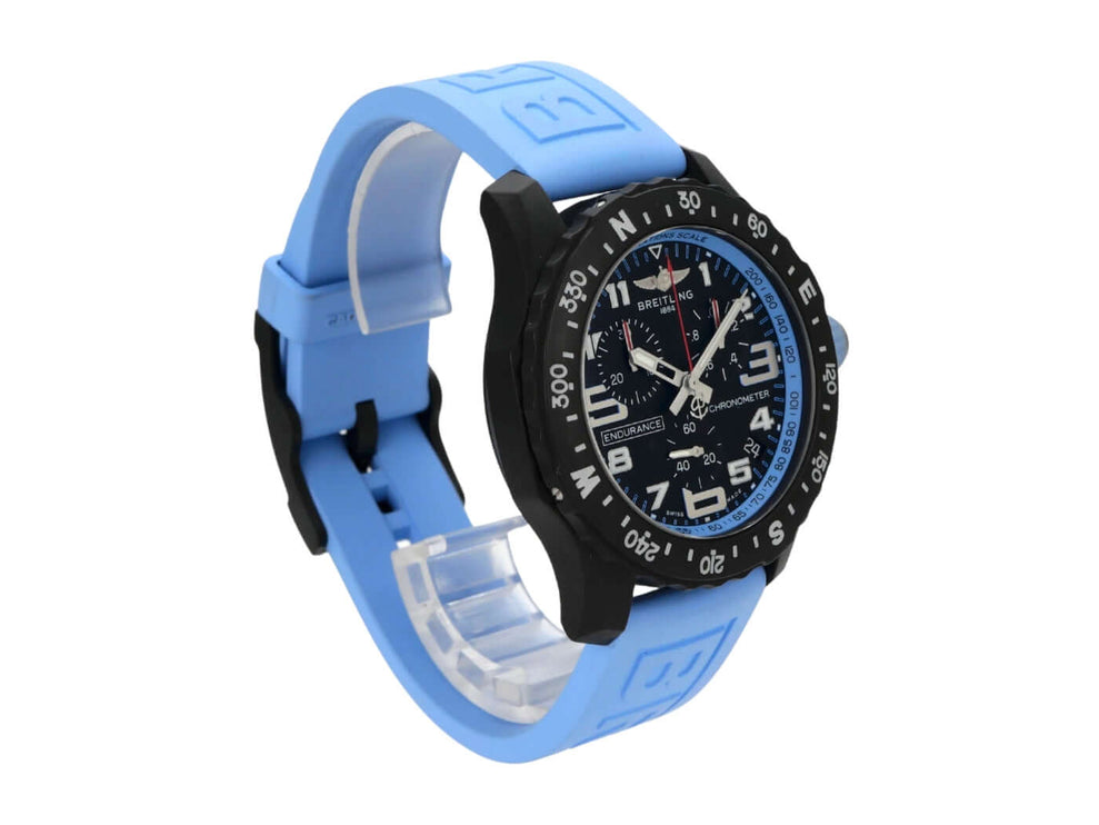 Breitling Endurance Pro X82310281B1S1 mit blauem Kautschukband und schwarzem Zifferblatt, 44 mm Gehäuse.