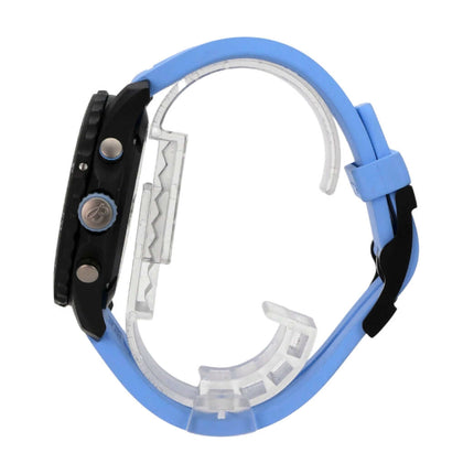 Breitling Endurance Pro X82310281B1S1 seitliche Ansicht mit blauem Kautschukband und schwarzem Gehäuse.