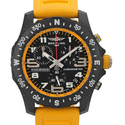 Breitling Endurance Pro X82310A41B1S1 Armbanduhr mit schwarzem Zifferblatt und gelbem Kautschukband.