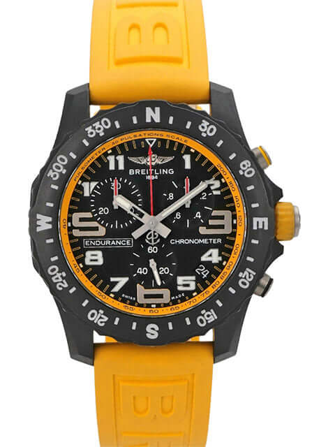 Breitling Endurance Pro X82310A41B1S1 Armbanduhr mit schwarzem Zifferblatt und gelbem Kautschukband.