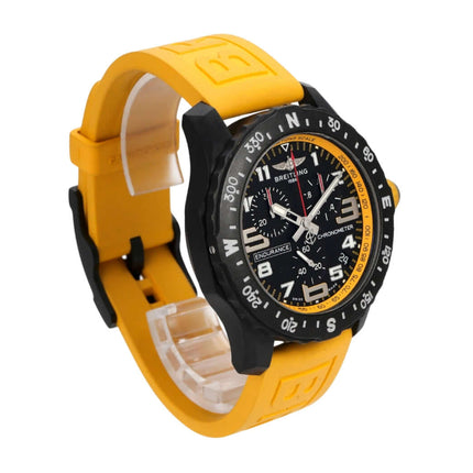 Breitling Endurance Pro X82310A41B1S1 mit gelbem Kautschukband und schwarzem Zifferblatt.