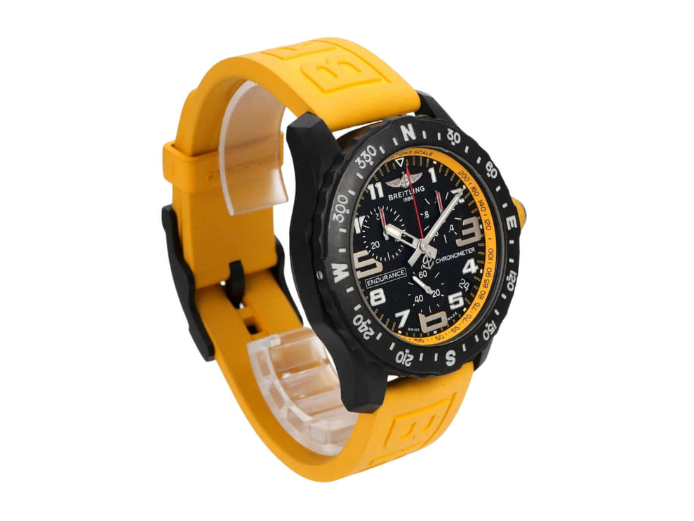 Breitling Endurance Pro X82310A41B1S1 mit gelbem Kautschukband und schwarzem Zifferblatt.