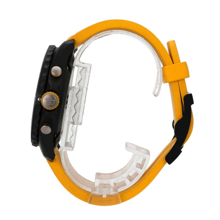 Seitenansicht des Breitling Endurance Pro X82310A41B1S1 mit gelbem Kautschukband und schwarzem Gehäuse.