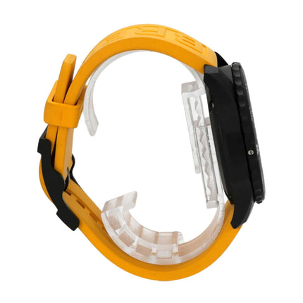 Seitenansicht der Breitling Endurance Pro X82310A41B1S1 mit gelbem Kautschukband und schwarzem Gehäuse.