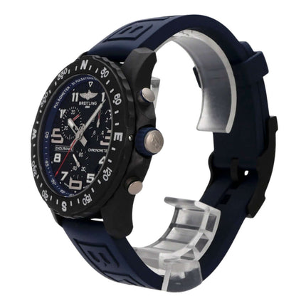 Breitling Endurance Pro X82310D51B1S1 in blauem Kautschukband, seitliche Ansicht mit Zifferblatt und Knöpfen.