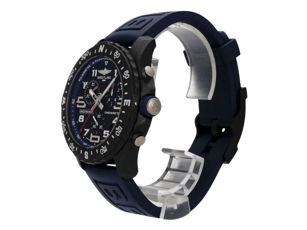Breitling Endurance Pro X82310D51B1S1 in blauem Kautschukband, seitliche Ansicht mit Zifferblatt und Knöpfen.