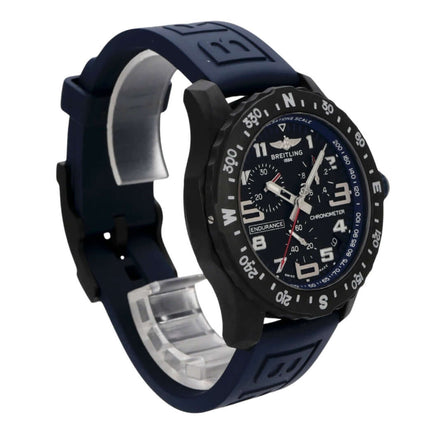 Breitling Endurance Pro X82310D51B1S1 mit schwarzem Zifferblatt und blauem Kautschukband, Chronograph und Quarzwerk.