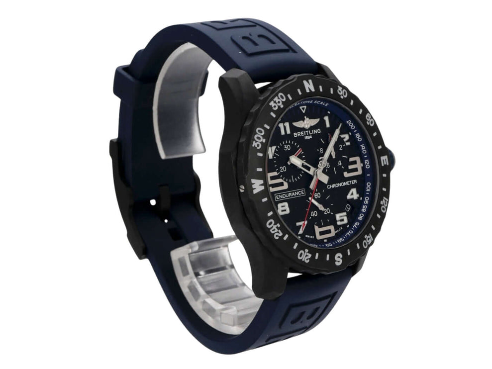 Breitling Endurance Pro X82310D51B1S1 mit schwarzem Zifferblatt und blauem Kautschukband, Chronograph und Quarzwerk.