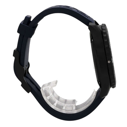 Breitling Endurance Pro X82310D51B1S1 Uhr von der Seite mit blauem Kautschukband und schwarzem Gehäuse.