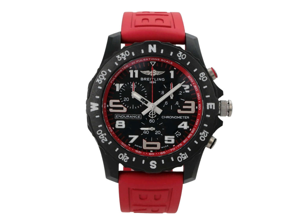 Breitling Endurance Pro X82310D91B1S1 Uhr mit rotem Kautschukband und schwarzem Zifferblatt, Chronograph und wasserdicht.