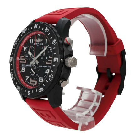 Breitling Endurance Pro X82310D91B1S1 mit rotem Kautschukband, schwarzem Zifferblatt und beidseitig drehbarer Lünette.