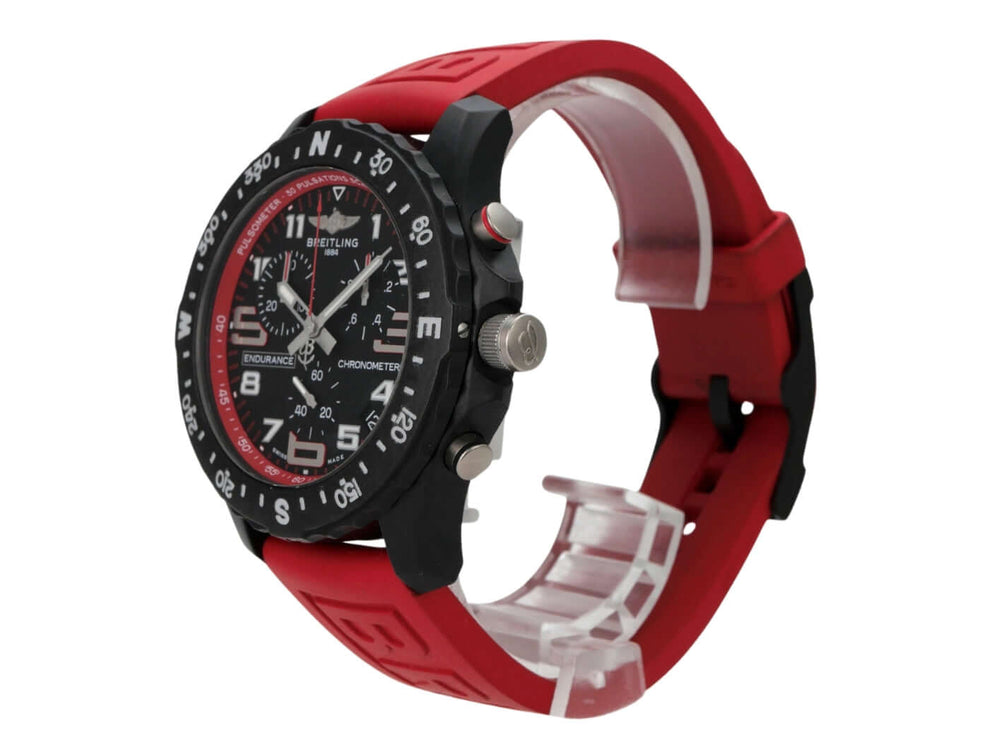 Breitling Endurance Pro X82310D91B1S1 mit rotem Kautschukband, schwarzem Zifferblatt und beidseitig drehbarer Lünette.
