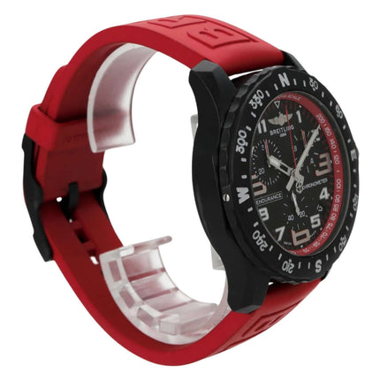Breitling Endurance Pro X82310D91B1S1 mit rotem Kautschukband und schwarzem Zifferblatt, wasserdicht bis 100m