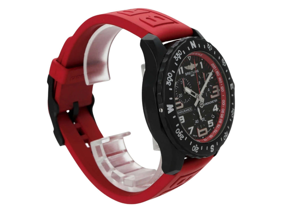 Breitling Endurance Pro X82310D91B1S1 mit rotem Kautschukband und schwarzem Zifferblatt, wasserdicht bis 100m