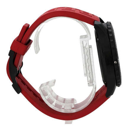 Seitenansicht des Breitling Endurance Pro X82310D91B1S1 mit rotem Kautschukband und schwarzem Zifferblatt.