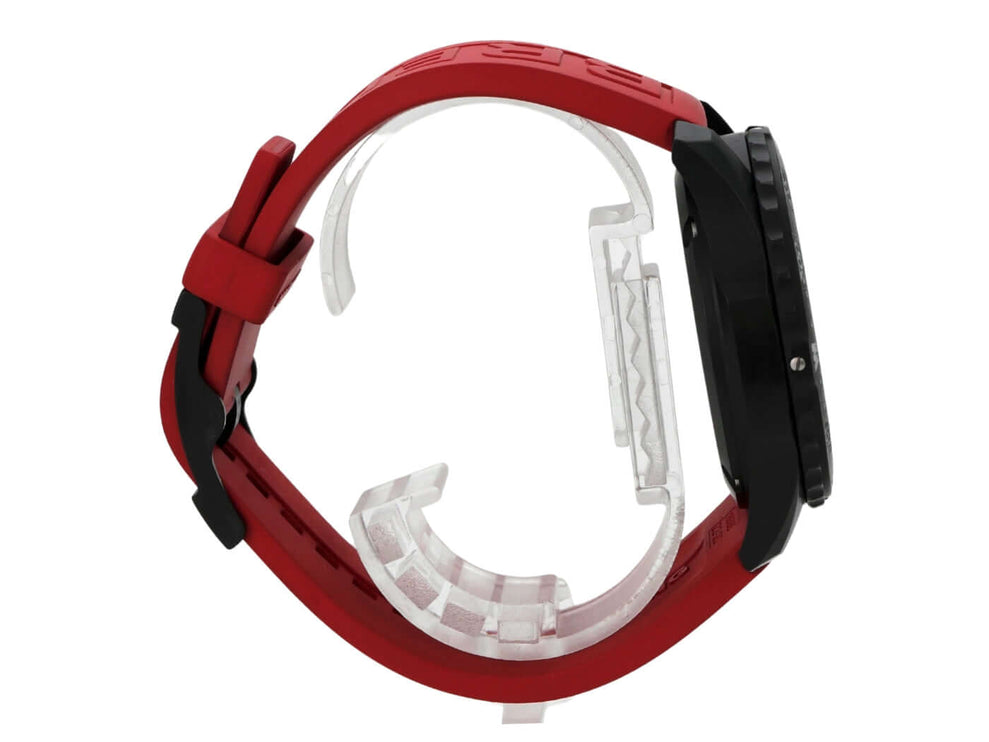 Seitenansicht des Breitling Endurance Pro X82310D91B1S1 mit rotem Kautschukband und schwarzem Zifferblatt.