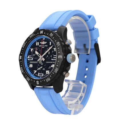 Breitling Endurance Pro 38 X83310281B1S1 mit blauem Kautschukband und schwarzem Zifferblatt