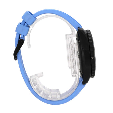 Seitenansicht des Breitling Endurance Pro 38 X83310281B1S1 mit blauem Kautschukband und schwarzem Gehäuse.