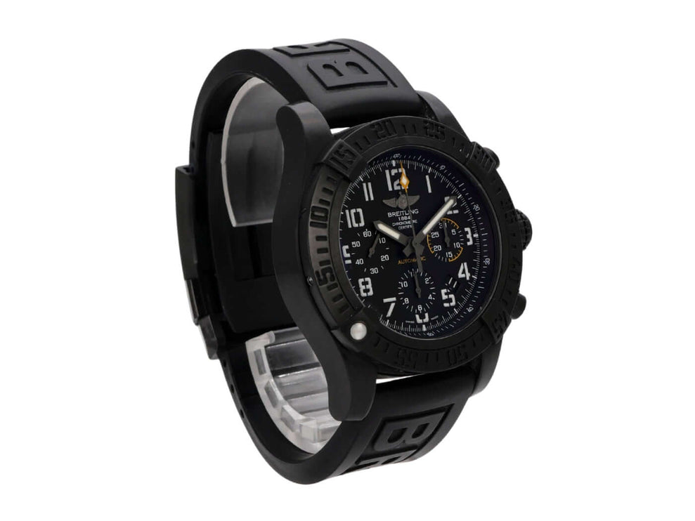 Breitling Avenger Hurricane 45 mit schwarzem Kautschukarmband und chronografischen Funktionen, Gehäuse aus Breitlight.