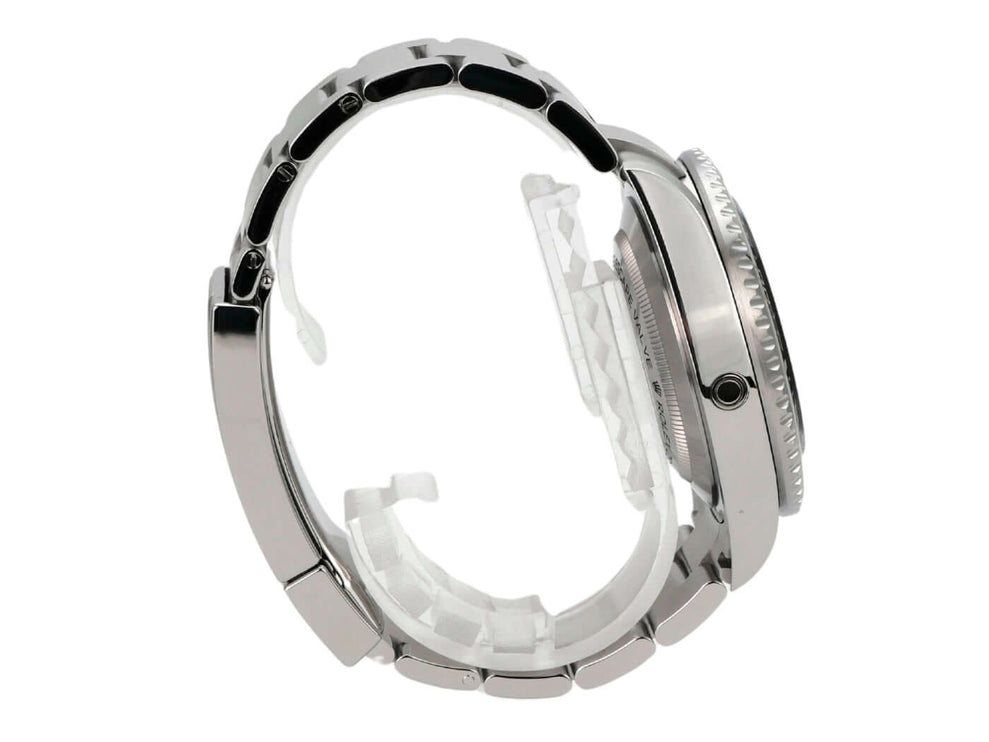 Seitenansicht des Rolex Sea-Dweller Ref. 126600 mit poliertem und satiniertem Edelstahlarmband.