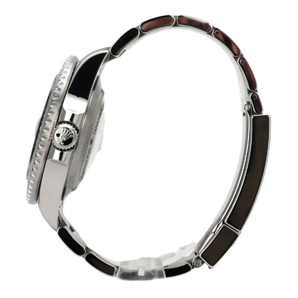 Seitenansicht der Rolex Sea-Dweller Ref. 126600 mit poliertem Edelstahlarmband und schwarzer Keramikeinlage.