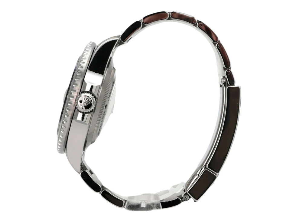 Seitenansicht der Rolex Sea-Dweller Ref. 126600 mit poliertem Edelstahlarmband und schwarzer Keramikeinlage.