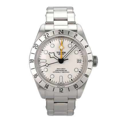 Tudor Heritage Black Bay Pro M79470-0004 mit Edelstahl-Gehäuse und weißem Zifferblatt, 39 mm Durchmesser.