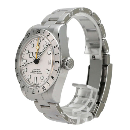 Tudor Heritage Black Bay Pro M79470-0004 Edelstahl-Uhr mit 24-Stunden-Skala und opalfarbenem Zifferblatt.