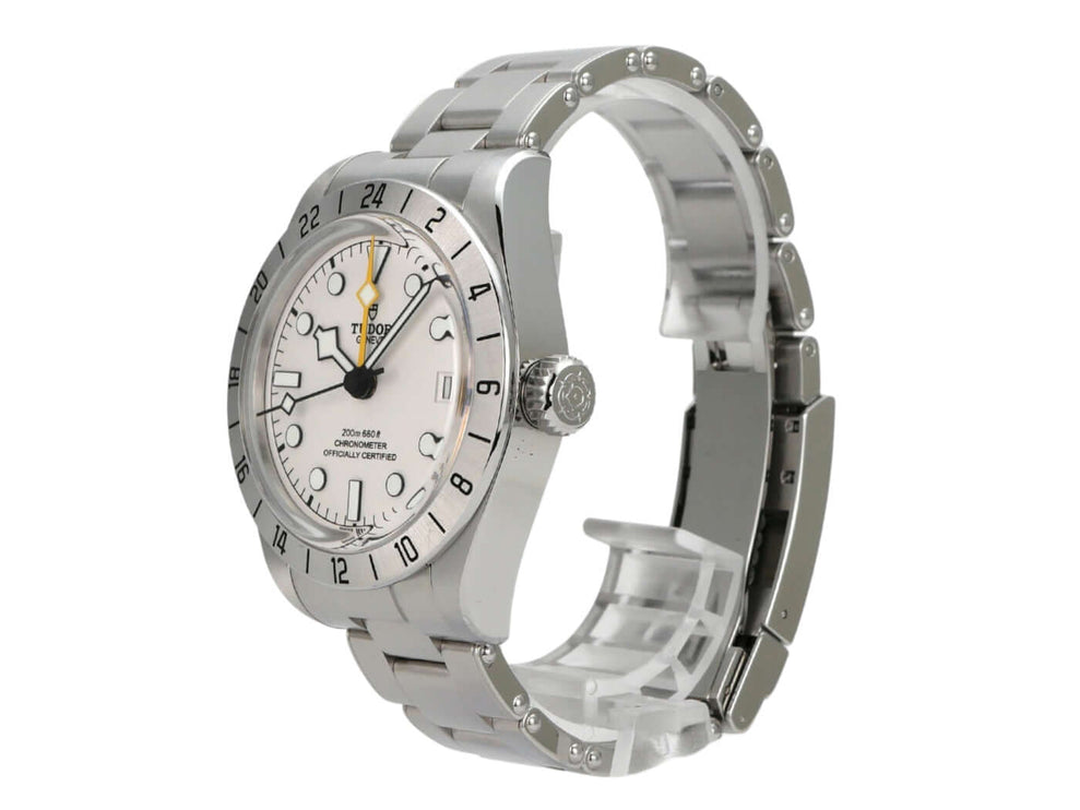 Tudor Heritage Black Bay Pro M79470-0004 Edelstahl-Uhr mit 24-Stunden-Skala und opalfarbenem Zifferblatt.