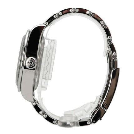 Tudor Heritage Black Bay Pro M79470-0004 Edelstahlgehäuse und Band, Seiteansicht der Uhr mit 39 mm Durchmesser.