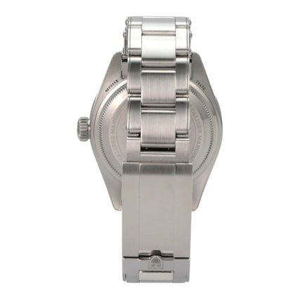 Rückansicht der Tudor Heritage Black Bay Pro M79470-0004 mit Edelstahlband und verschraubtem Gehäuse.
