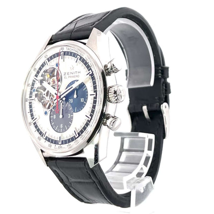 Zenith Chronomaster El Primero Open 03.2040.4061-69.C496 mit silberfarbenem Zifferblatt und schwarzem Lederband auf weißem Hintergrund
