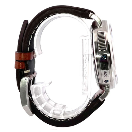 Zenith Pilot Aeronef Type 20 GMT Edelstahlgehäuse mit braunem Lederarmband, Seitenansicht.